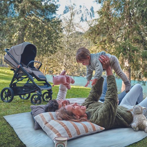 papas disfrutando de un picnic junto a su bebe con el cochecito de beb&eacute; Inglesina Aptica